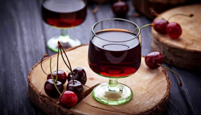 Как сделать дома вкусную вишневую наливку: простой рецепт и советы