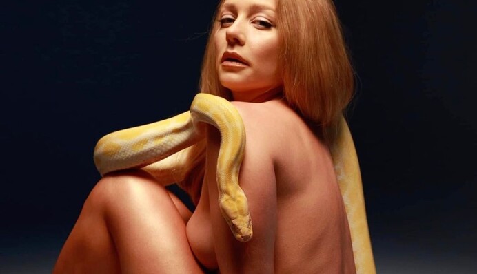 Тина Кароль разделась для анонса клипа 
