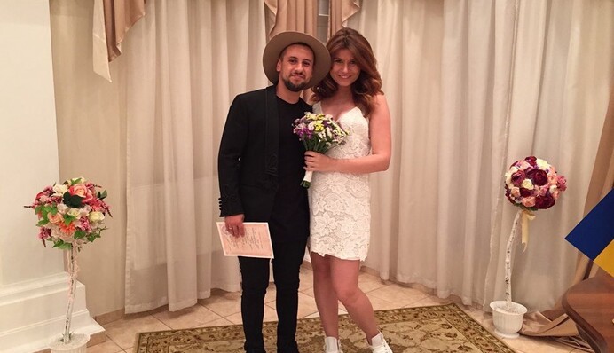 Monatik показал милое фото с женой в честь годовщины брака: С каждым днем все сильнее восторгаюсь тобой