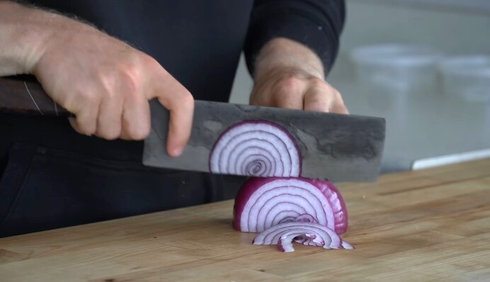 Повар показал, как резать лук без слез и разрешил вековой спор - это и правда возможно