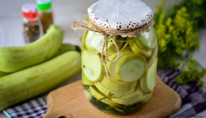 Закрываем хрустящие кабачки на зиму: простой рецепт закуски