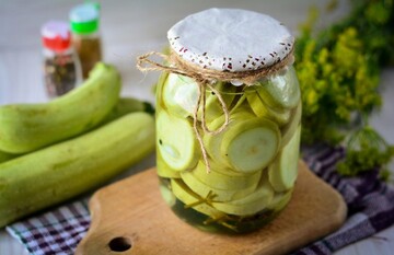 Закриваємо хрумкі кабачки на зиму: простий рецепт закуски