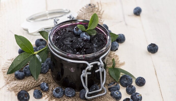 Як закрити смачне варення з чорниці на зиму: простий рецепт і поради