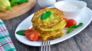 Готуємо на сніданок оладки з кабачків: покроковий рецепт на 15 хвилин