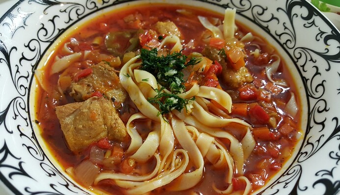 Готуємо вдома ситний лагман із яловичиною: рецепт узбецької кухні