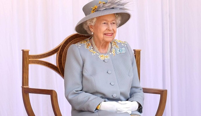 Єлизавета II приміряла стильну хустку з собаками, і в мережі немає меж захопленню: фото