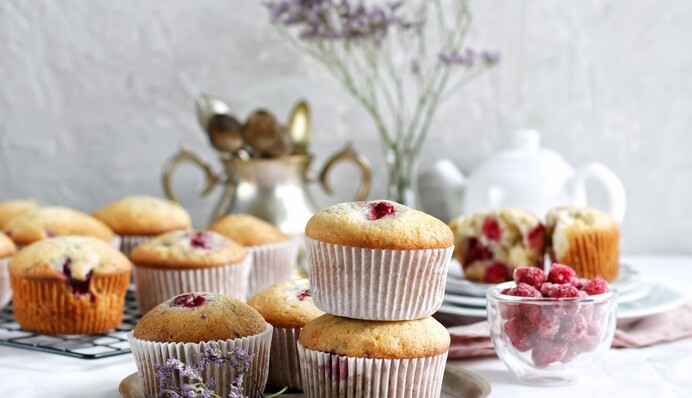 Печем домашние кексы со свежей малиной: простой рецепт к чаю