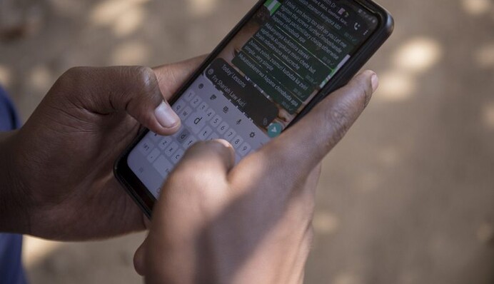 У Зімбабве вчитель без освіти успішно готує до іспитів учнів, використовуючи лише дешевий смартфон