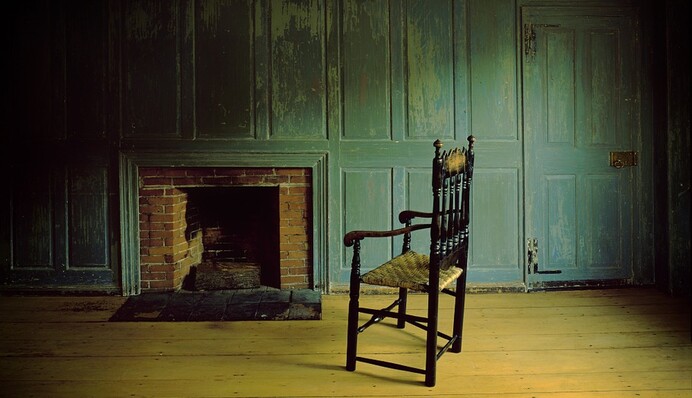 Пара переїхала до будинку 1859 року та знайшла в ньому фейковий камін - за ним виявився прихований тунель