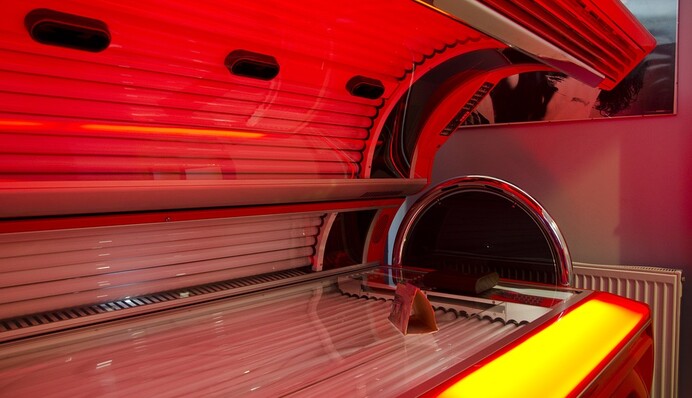 Прихильниця солярію вирішила стати ще темнішою і зробила уколи із засмагою - здається, вони змінили її расу