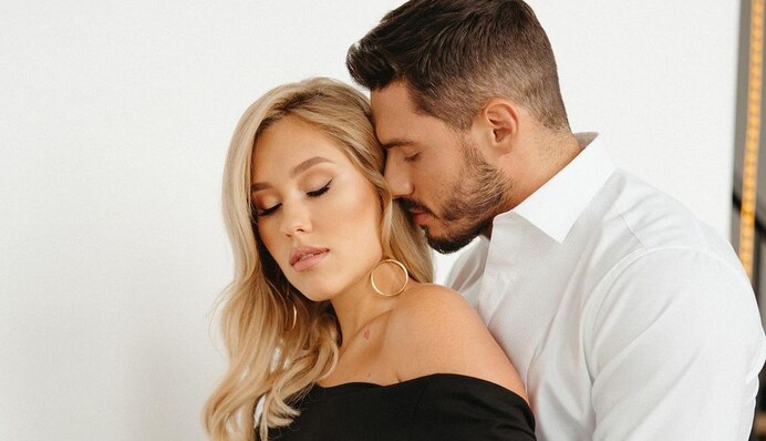 Никита Добрынин показал милые фото с беременной женой в день ее рождения