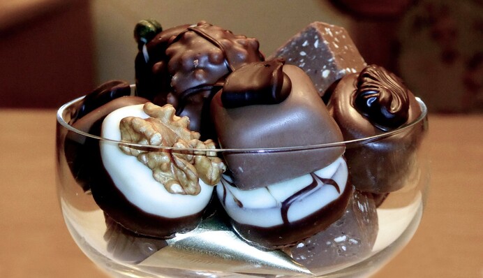 3 рецепта с домашним шоколадом ко Дню всех сладкоежек: чем побаловать себя на выходных