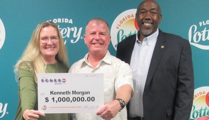 Чоловік вирішив прибратися в домі та знайшов лотерейний квиток - не дарма обіцяв дружині порядок на мільйон