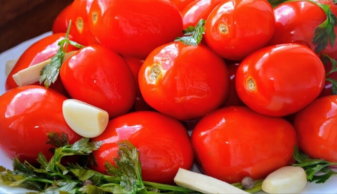 Как закрыть вкусные квашенные помидоры на зиму: простой рецепт