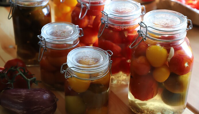 Как быстро и вкусно замариновать помидоры на зиму: простой рецепт