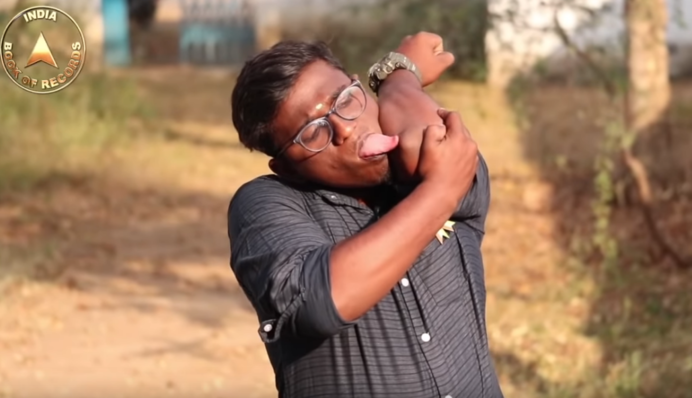 Студент из Индии стал обладателем самого длинного языка в мире. Можете лизнуть свой локоть? А парень может