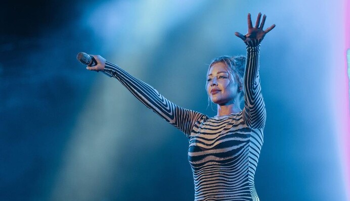 Тина Кароль едва не задохнулась на сцене Atlas Weekend из-за пиротехники: видео