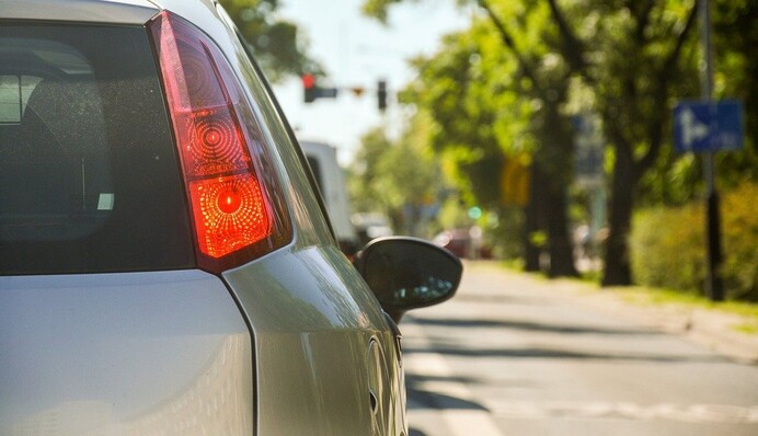 Парень заскучал в пробке и сиганул с моста в реку - все бы ничего, но она кишит аллигаторами: видео