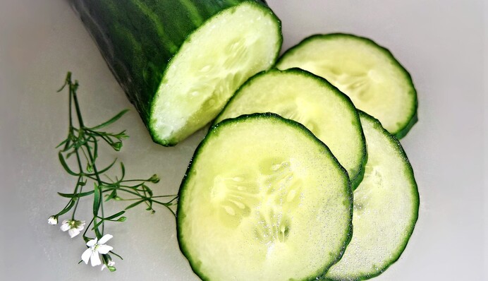 Как закрыть огурцы по-королевски: рецепт салата на зиму