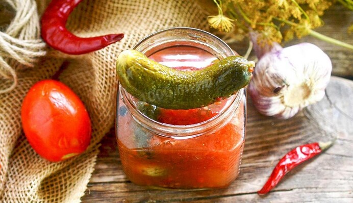 Как закрыть вкусные огурцы с кетчупом чили: простой рецепт маринада на зиму