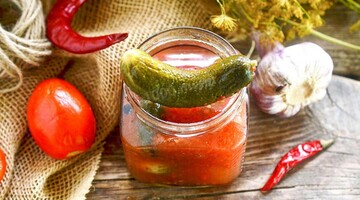 Як закрити смачні огірки з кетчупом чилі: простий рецепт маринаду на зиму