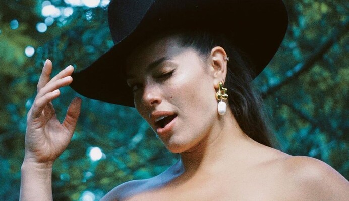 Беременная Эшли Грэм снялась в новой фотосессии, показав внушительный животик