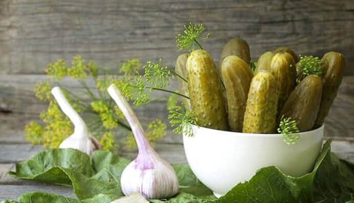 Как закрыть вкусные малосольные огурцы по-венгерски: простой рецепт