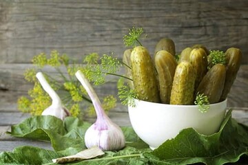 Як закрити смачні малосольні огірки по-угорськи: простий рецепт