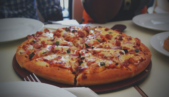 Як приготувати домашню піцу Чотири м'яса: простий рецепт