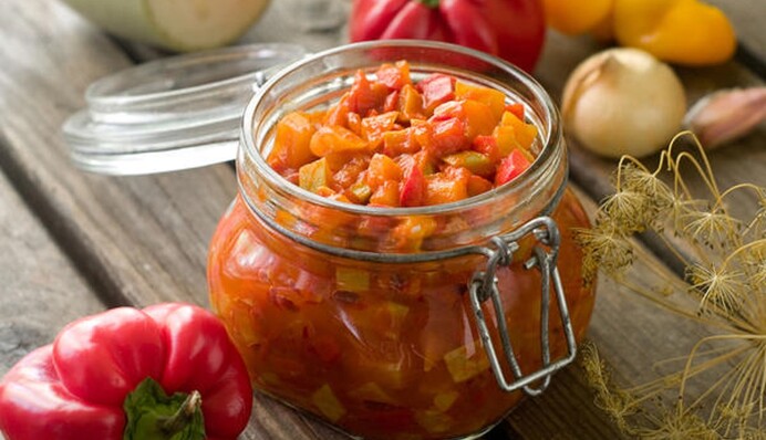 Закриваємо на зиму салат із кабачків, помідорів і перцю: детальний рецепт