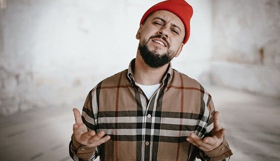 Monatik у Греції зняв яскравий літній кліп 