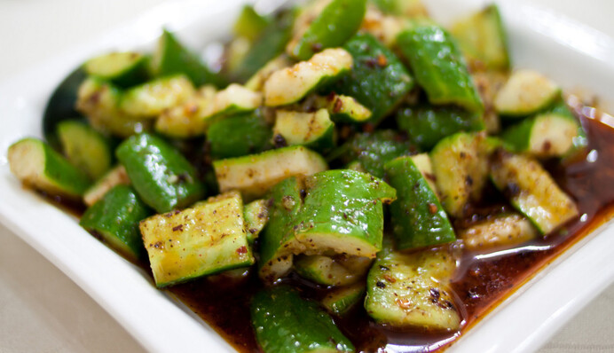 Как вкусно приготовить битые огурцы по-китайски: простой рецепт закуски