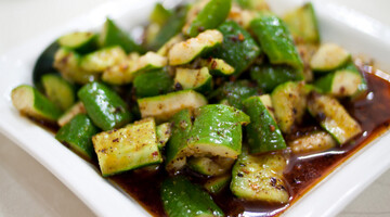 Як смачно приготувати биті огірки по-китайськи: простий рецепт закуски