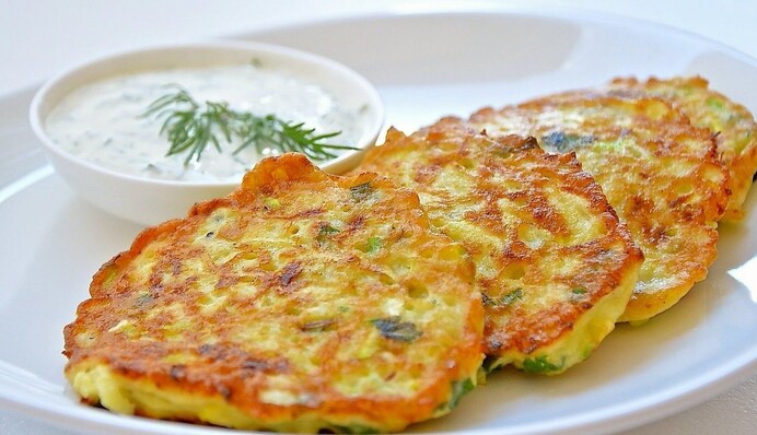 Как приготовить вкусные оладьи из кабачка с чесноком: простой рецепт