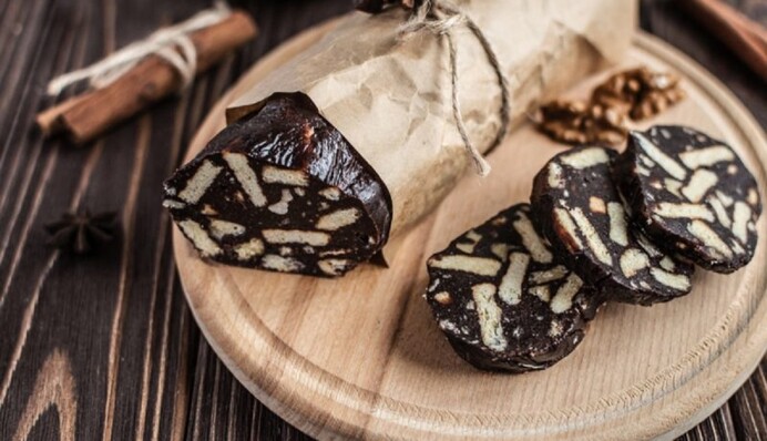 Как приготовить шоколадную колбаску с орехами: простой рецепт десерта
