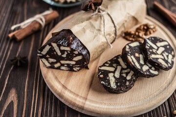 Як приготувати шоколадну ковбаску з горіхами: простий рецепт десерту