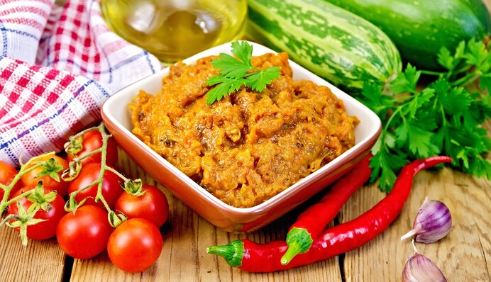 Как закрыть вкусную кабачковую икру с томатной пастой: простой рецепт на зиму