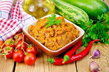 Як закрити смачну кабачкову ікру з томатною пастою: простий рецепт на зиму