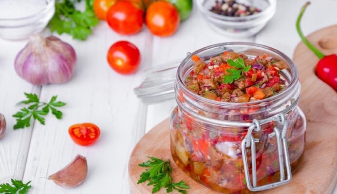Как закрыть вкусную баклажанную икру на зиму: простой рецепт и советы
