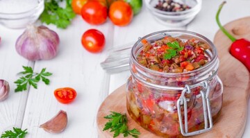 Як закрити смачну баклажанну ікру на зиму: простий рецепт і поради