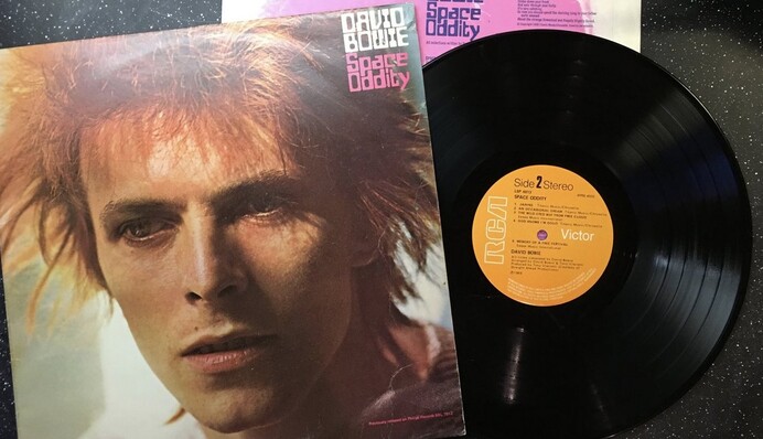 Помер музикант Джон Хатчінсон - він написав пісню Space Oddity з Девідом Бові