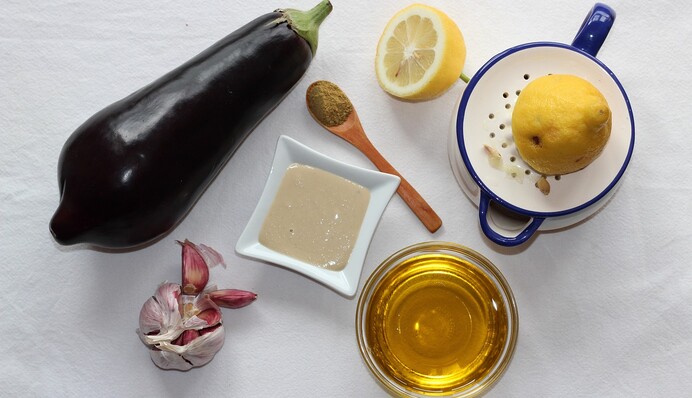 Как вкусно стушить баклажаны со сметаной и чесноком: простой рецепт