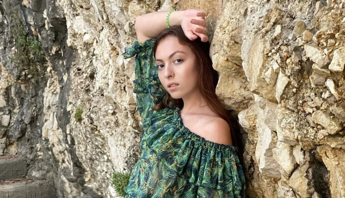 16-летняя дочь Оли Поляковой ответила хейтерам, которые ругают ее за мат и откровенные фото