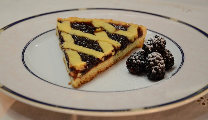 Печем ароматный домашний пирог с ягодным вареньем: простой рецепт к чаю