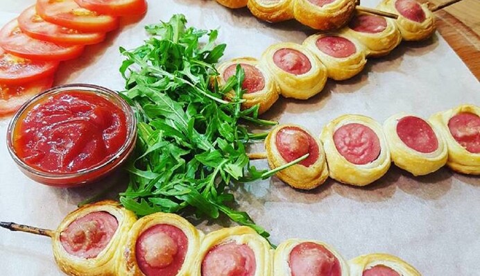 Печем в духовке вкусные сосиски в тесте на шпажках: домашний рецепт