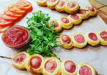 Печемо в духовці смачні сосиски в тісті на шпажках: домашній рецепт