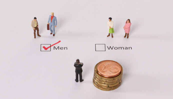 Двое мужчин выиграли иск о гендерной дискриминации после увольнения женщиной-директором