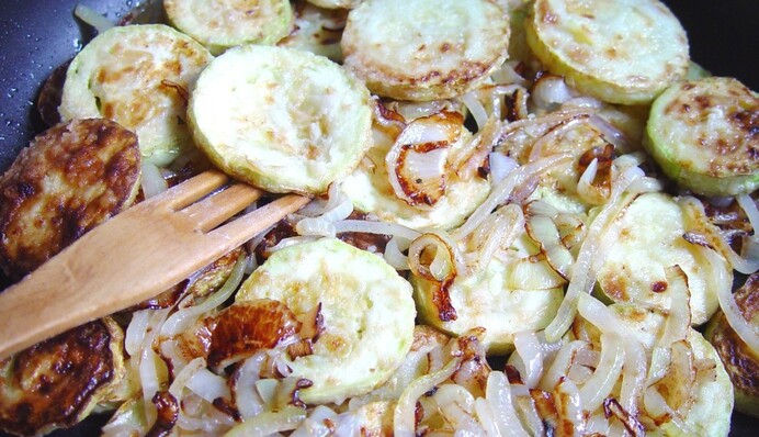 Як смачно стушкувати кабачки у сметанно-часниковому соусі: простий рецепт