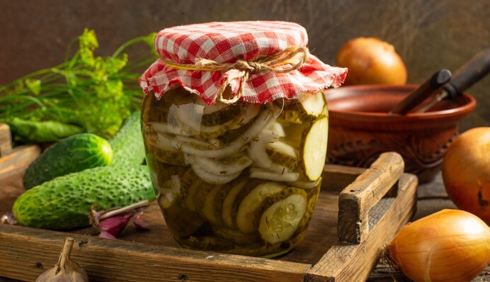 Як закрити смачний ніжинський салат з огірків на зиму: простий рецепт