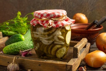 Як закрити смачний ніжинський салат з огірків на зиму: простий рецепт